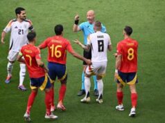 Spagna-Germania 2-1, arbitro Taylor nega rigore: bis dopo Roma-Siviglia – Video