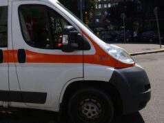 Lucca, scontro tra pullman e auto: morto un uomo, ferita una donna