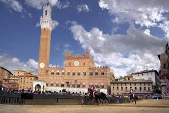 Palio di Siena 2025, Valdimontone trionfa oggi 16 agosto