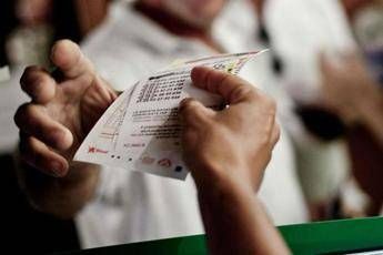 Superenalotto, numeri combinazione vincente oggi 21 ottobre
