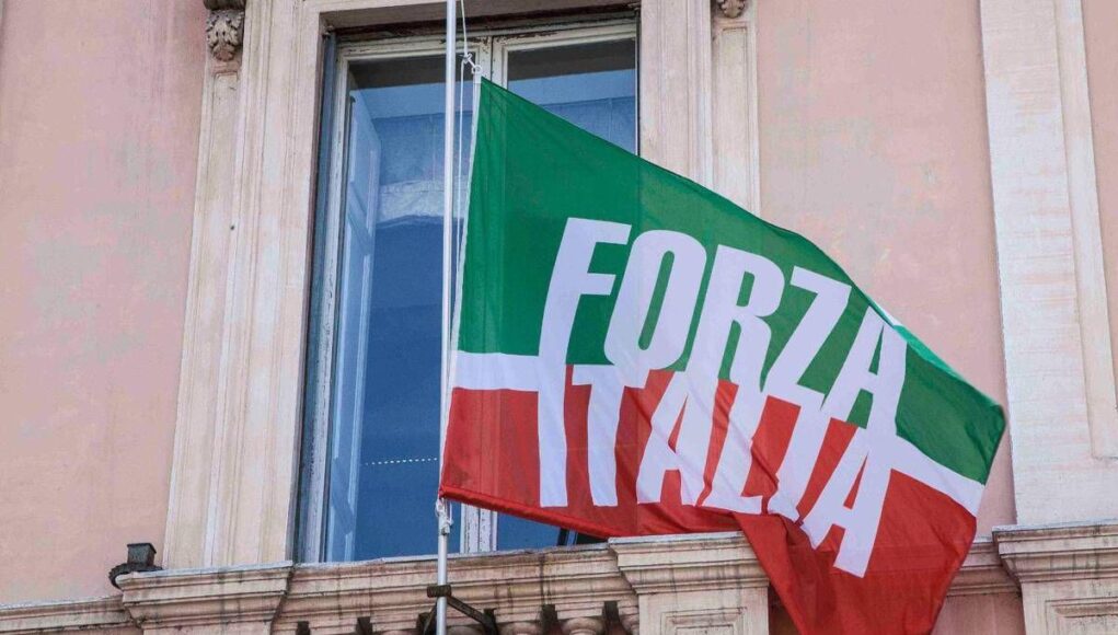 Forza Italia, l’invito dei fratelli Berlusconi e di Tajani all’unità: Costa capogruppo di mediazione