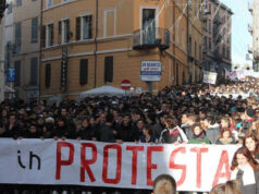 Milano vieta il corteo degli studenti di destra: la resa all’intimidazione politica? studenti identitari manifestazione