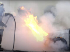 A fuoco un’Alfa Romeo Mito a Torino: auto distrutta in corsa