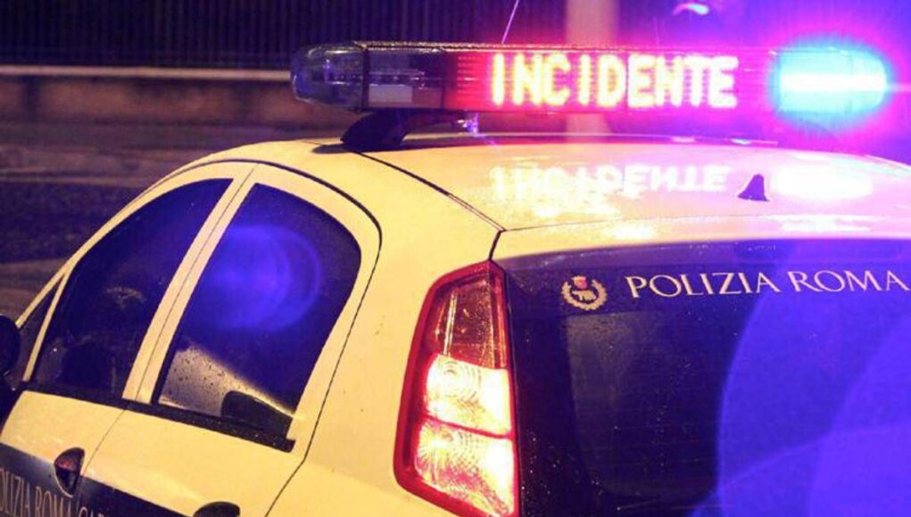 Roma, scontro fra due auto in via Tuscolana: 2 morti e due bimbi estratti da lamiere