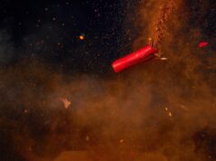 Petardo fai-da-te esplode a Ivrea: auto e vetri distrutti petardo