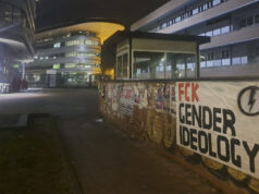Striscione di protesta all’UniTo contro il corso Queer Studies torino contro queer gender