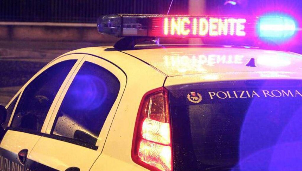 Roma, perde controllo dello scooter: morto 64enne