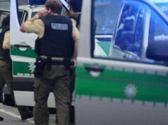 Auto su folla a Berlino: feriti tre bambini, grave la donna con loro