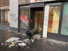 Corteo Dax Milano, momenti di tensione: vandalizzata sede UniCredit