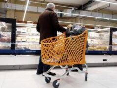 Fabriano, 72enne povero e incensurato ruba cibo al supermercato: i carabinieri gli fanno la spesa