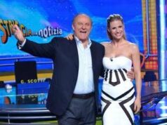 Gerry Scotti cade dalle scale di Striscia la notizia: il video virale