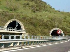 Incidente per oggetti in autostrada, chi paga i danni?