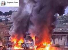 Livorno, assalto a un portavalori sull’Aurelia: fiamme alte e colonne di fumo