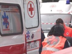 Messina, ventenne accoltellata e uccisa in strada. Caccia all’aggressore
