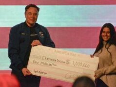Musk consegna assegni da un milione di dollari a due elettori del Wisconsin, perché