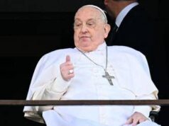Papa Francesco ha lasciato il Gemelli. Prima il saluto dalla finestra: “Grazie a tutti”