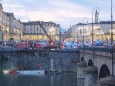 Pullman precipitato nel Po a Torino, autopsia sull’autista per chiarire le cause della morte