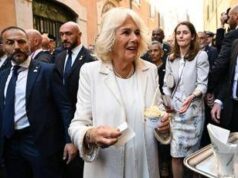 Camilla a Roma si concede un gelato al caramello da Giolitti