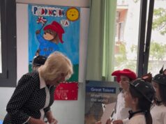 Camilla ‘dona’ Paddington agli studenti di Roma: chi è l’orsetto amato dai bimbi inglesi