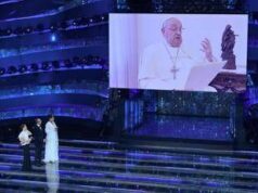 Carlo Conti ricorda Papa Francesco: “Momento unico il suo messaggio a Sanremo 2025”