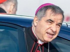 Conclave, il cardinale Becciu verso il passo indietro