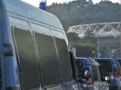 Derby Lazio-Roma, scontri tra tifosi e polizia: lancio di oggetti, cariche e uso di idranti