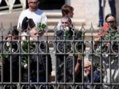 Funerali papa Francesco, il feretro accolto dagli ‘ultimi’: “Ci ha aperto le porte della Chiesa”