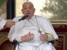 Il Papa di nuovo a sopresa in piazza San Pietro: “Buona Domenica delle Palme”
