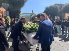 Ilaria Sula, fiori e striscioni a Terni: “Basta violenza sulle donne”. La bara bianca coperta di rose