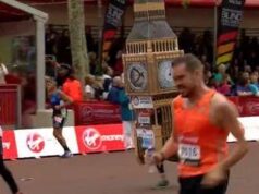 ‘Impresa’ alla maratona di Londra: corre i 42 chilometri vestito da Big Ben – Video