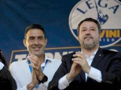 Lega, Salvini consegna a Vannacci la tessera del partito