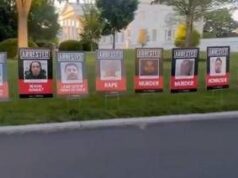 Migranti, l’ultima trovata di Trump: le foto sul prato della Casa Bianca
