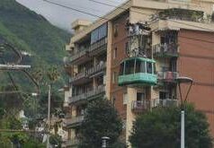 Napoli, si rompe cavo: funivia sospesa e passeggeri bloccati