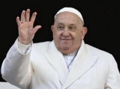 Papa Francesco, Vaticano: “Lievi miglioramenti su infezione polmonare e uso della parola”