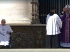 Papa Francesco a sorpresa in piazza San Pietro per il Giubileo dei malati: “Grazie tante”