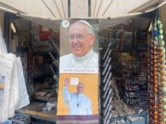 Papa Francesco, dai portachiavi ai rosari: tutti i gadget di Piazza San Pietro
