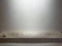 Papa Francesco, la tomba e l”errore’ che fa discutere: la foto