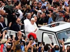 Papa Francesco, l’ultima apparizione: Pasqua con bagno di folla in papamobile