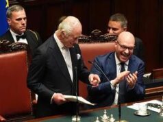 Quasi ‘sold out’ per Carlo alla Camera: il re tocca le corde giuste e conquista l’Aula