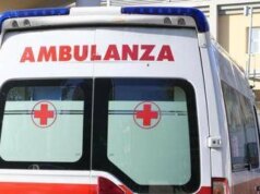 Roma, bimbo incastrato con la mano in un tombino all’asilo