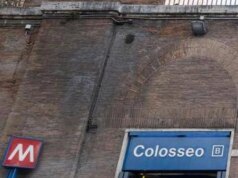 Roma, rissa davanti a metro Colosseo: accoltellato un 20enne