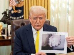 Trump e la lite con il giornalista per la foto: modificata o no?