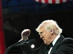 Trump senza freni: “Paesi mi baciano il sedere per accordo su dazi”
