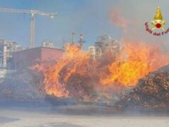 Udine, incendio a Bicinicco: in fiamme deposito scarti lavorazione del legno