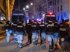 Via libera al decreto sicurezza, tutele legali e bodycam per polizia. Meloni: “Norme sacrosante”. Sit-in e scontri a Roma