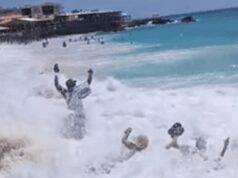 Caraibi, onda travolge una coppia a riva e la scaglia contro le rocce – Video