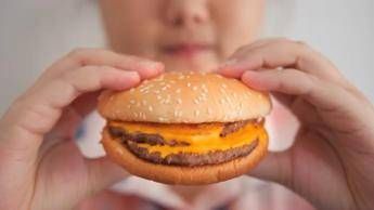 Esperti: “Si muore più per cattiva nutrizione che per mix fumo droga e alcol”