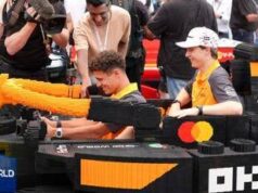 Formula 1, piloti in pista con macchine di… Lego. E pezzi di McLaren volano via – Video