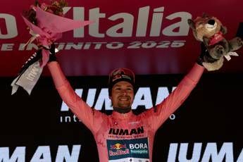Giro d’Italia, ad Ayuso la settima tappa. Roglic torna in maglia rosa