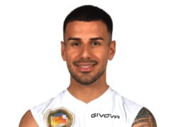 Isola dei famosi, Angelo Famao si ritira dopo 3 giorni: “Gli animali ce l’hanno con me”